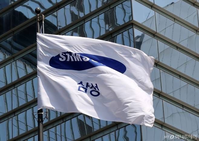 (서울=뉴스1) 박세연 기자 = 서울 서초구 삼성전자 서초사옥에 삼성 깃발이 바람에 펄럭이고 있다. 2025.4.8/뉴스1 Copyright (C) 뉴스1. All rights reserved. 무단 전재 및 재배포, AI학습 이용 금지. /사진=(서울=뉴스1) 박세연 기자