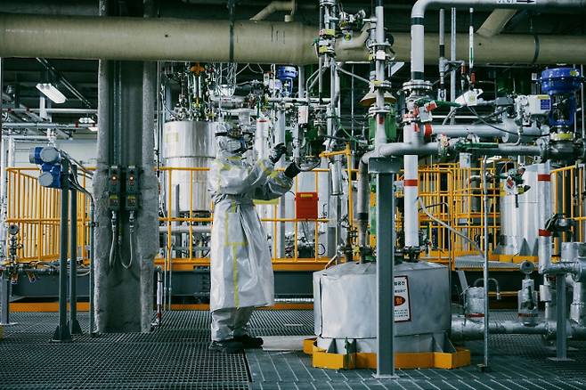 코오롱인더스트리FnC부문(코오롱FnC)이 전개하는 워크웨어 브랜드 볼디스트(BOLDEST)가 '스마트안전보건박람회'(2025 국제안전보건전시회, KISS)에 참가한다. 코오롱인더스트리 구미공장에서 볼디스트의 내화학복을 입고 근무하는 직원 모습. /사진=코오롱인더스트리FnC