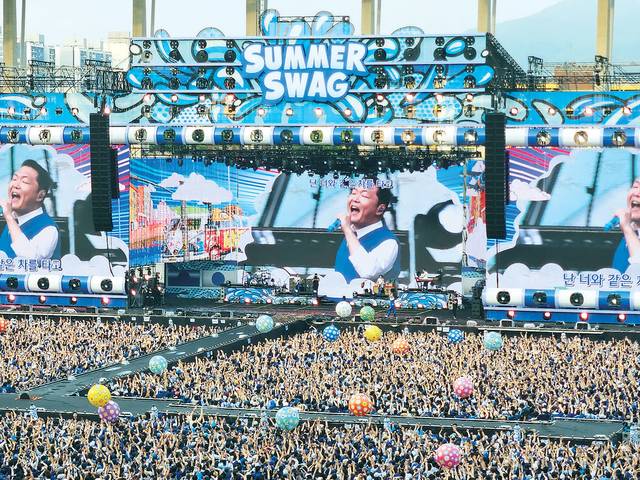 지난 28일 가수 싸이의 여름 대표 콘서트 ‘싸이 흠뻑쇼 서머스웨그 2025’가 인천 서구 아시아드 주경기장에서 포문을 열었다. 이날 게스트로 지드래곤, 블랙핑크 로제 등이 무대에 오르며 콘서트 열기를 더했다.