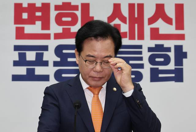 송언석 국민의힘 원내대표가 27일 서울 여의도 국회에서 열린 의원총회에서 발언하기 앞서 안경을 고쳐쓰고 있다. 연합뉴스