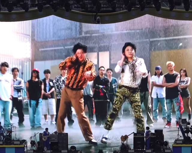 비를 맞고 있는 싸이는 이수지와 많이 닮아 네티즌들을 헷갈리게 만들었다. / 싸이 '흠뻑쇼' 여수