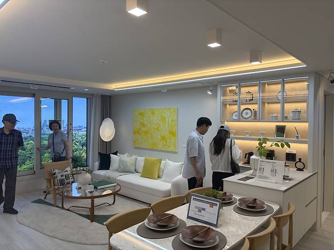 이날 견본주택에 마련된 84㎡C 타입 유닛 거실의 모습. 정주원 기자