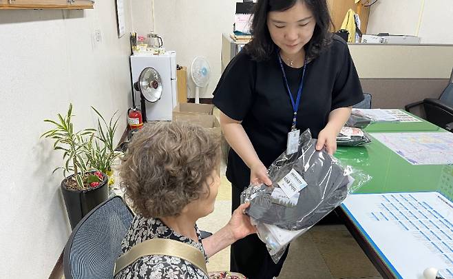 광주광역시는 폐지 수집 어르신들의 여름철 안전을 위해 보호용품 꾸러미를 제공하고, 대체 일자리 지원을 병행한다고 30일 밝혔다. 광주시 제공