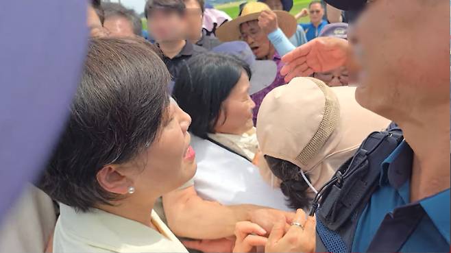 부안 찾은 송미령 농림축산식품부 장관이 농민단체에 진입이 가로 막힌 모습. 이대종 전농 전북도연맹 전 의장 제공