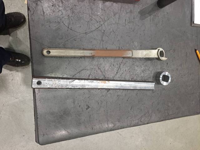 ▲사망 사고 당시 제작하던 특수 밸브 핸들. 위는 파손된 기존 핸들이고, 아래가 김 씨가 제작 중이던 핸들. ⓒ대책위