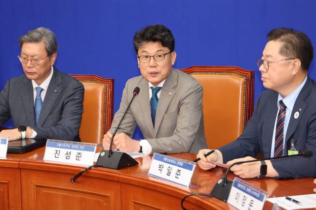 ▲더불어민주당 진성준 정책위의장이 30일 서울 여의도 국회에서 상법 개정안 추진과 관련해 경제계 의견을 수렴하기 위해 경제6단체 부회장단과 간담회를 하고 있다. 이날 간담회에는 박일준 대한상공회의소 상근부회장, 김창범 한국경제인협회 상근부회장, 이동근 한국경영자총협회 상근부회장, 장석민 한국무역협회 전무, 오기웅 중소기업중앙회 상근부회장, 이호준 한국중견기업연합회 상근부회장, 정우영 한국상장사협회 부회장 등이 참석했다. ⓒ연합뉴스