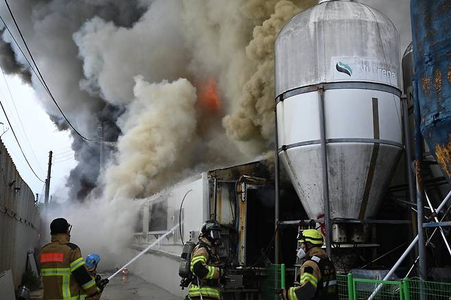 지난 29일 오전 7시 41분쯤 대구 군위군 군위읍 한 돈사에서 불이나 소방관들이 진화 작업을 펼치고 있다. 대구소방안전본부 제공