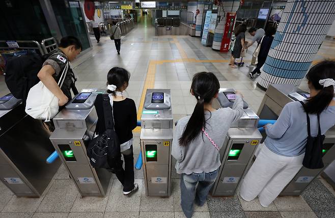 서울의 한 지하철역 개찰구에서 시민들이 교통카드를 태그하며 입장하고 있다. 서울교통공사는 해마다 5만건이 넘는 부정승차를 적발하고 있으며, 최근 기후동행카드 부정 사용에 대한 단속을 강화하고 있다. 뉴시스