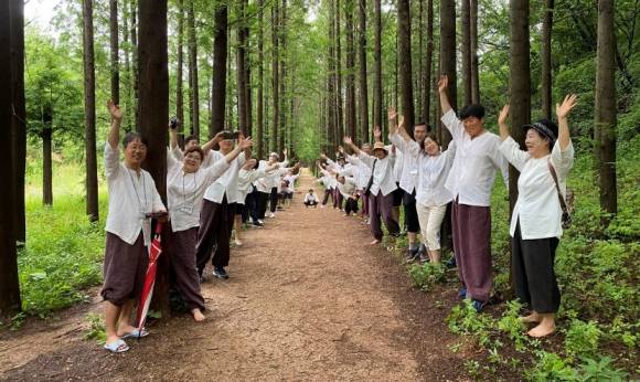 문화관광체육부와 한국관광공사로부터 힐링 명상분야 웰니스 관광지로 선정된 경북 영덕의 인문힐링센타 ‘여명’의 프로그램 중 하나인 숲길 걷기 모습. 영덕군 제공