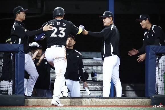 이종범 전 kt 위즈 코치가 지난달 14일 포항야구장에서 열린 2025 KBO리그 정규시즌 삼성 라이온즈와의 원정 경기에서 안현민과 하이파이브하고 있다. kt 위즈 제공