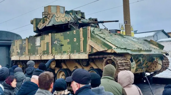러시아군이 노획한 미국산 M2 브래들리 장갑차가 러시아 대중에게 선전용으로 공개된 모습. 자료사진