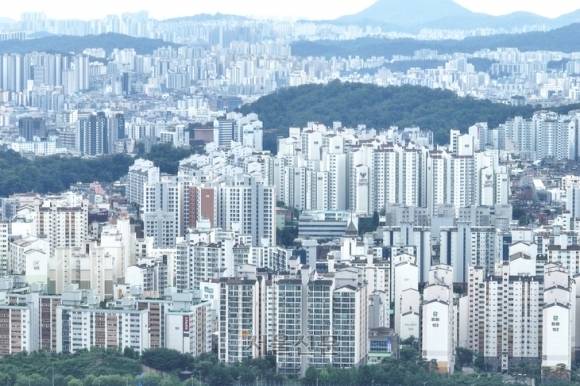 정부가 28일부터 주택담보대출은 6억원까지만 가능한 대출규제를 실행했다. 사진은 서울 시내 한 아파트 단지. 서울신문DB