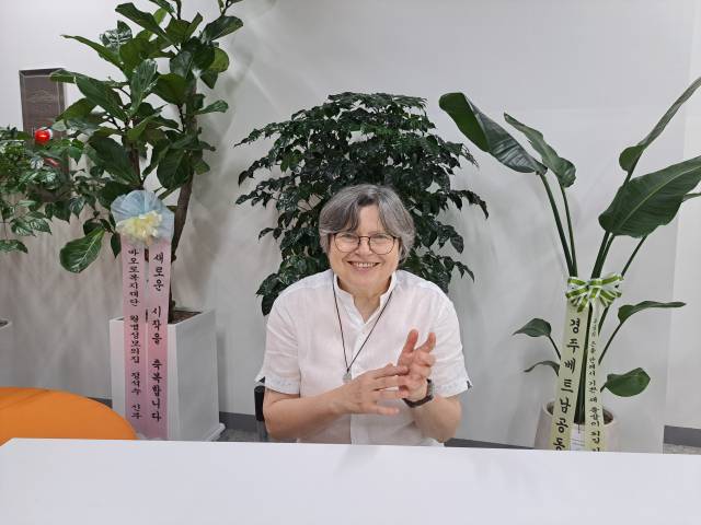 마리안나 수녀가 서울경제신문과의 인터뷰에서 난민과 이주민들이 우리 사회의 일원임을 강조하고 있다.