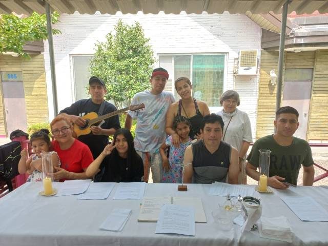 마리안나(뒷줄 맨 오른쪽) 수녀와 이주민들이 한국생활 적응을 배우는 모임에서 기념촬영을 하고 있다. 사진 제공=가톨릭근로자회관