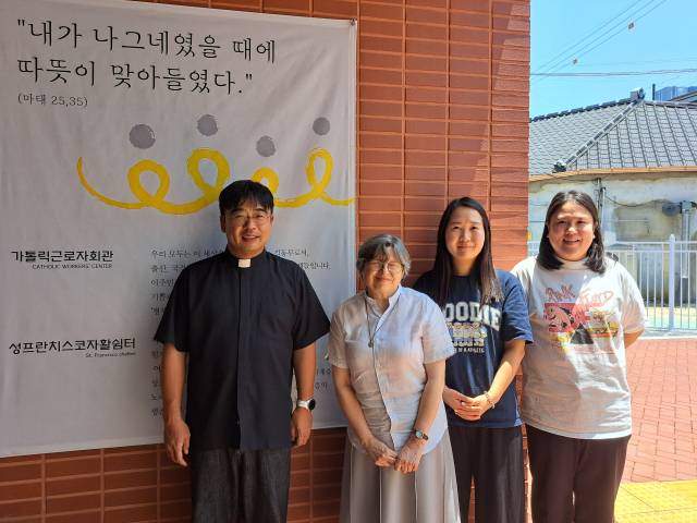 대구에서 난민과 이주민 지원 활동을 벌이는 가톨릭근로자회관 관계자들. 왼쪽부터 이관홍 보오로 신부, 마리안나 수녀, 이레나씨, 류장미씨.