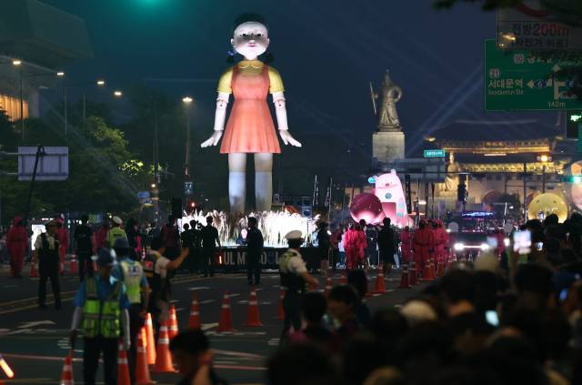 6월 28일 서울 광화문 광장에서 넷플릭스 오리지널 드라마 ‘오징어 게임 시즌3’ 공개를 축하하는, 넷플릭스·서울시 공동주최의 ‘2025 K콘텐츠 서울여행주간 오징어게임 퍼레이드’ 행사가 진행되고 있다. 연합뉴스