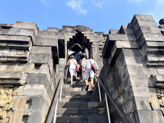 보로부두르 방문은 계단 오르기가 필수다. 날이 더운 탓에 오전 방문이 팁이라면 팁.