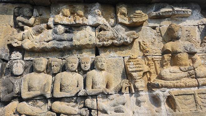 보로부두르 회랑의 수많은 스토리텔링 조각들.