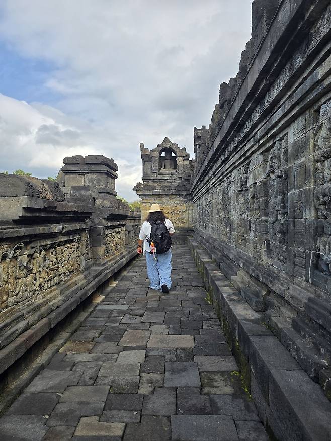 보로부두르의 회랑은 수많은 스토리텔링으로 소리 없는 아우성이 되고 있다.