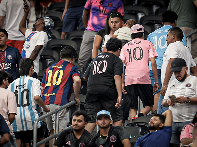 경기장을 나가는 메시 팬들. ESPN