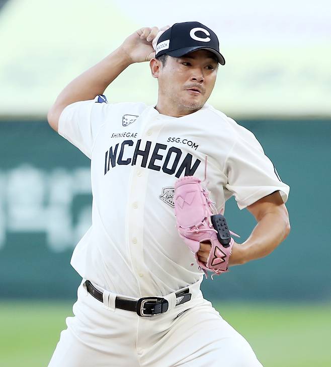 SSG 노경은이 29일 인천 한화전에 등판해 공을 던지고 있다. SSG랜더스 제공