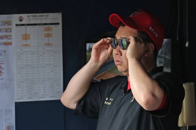 LG전을 경기를 지켜보고 있는 이범호 감독. /사진=KIA 타이거즈