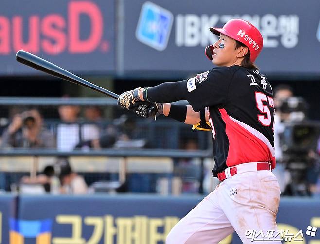 29일 오후 서울 송파구 잠실야구장에서 열린 '2025 신한 SOL Bank KBO리그' KIA 타이거즈와 LG 트윈스의 경기, 6회초 무사 1루 KIA 고종욱이 1타점 2루타를 날리고 있다. 잠실, 김한준 기자