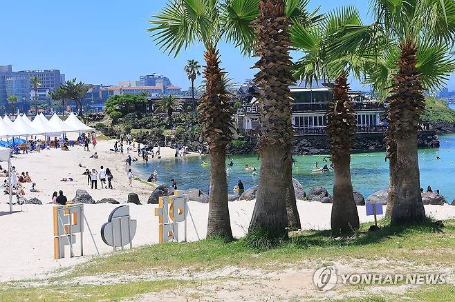 여름엔 바다가 최고 (제주=연합뉴스) 전지혜 기자 = 제주도 동부에 폭염경보, 북부와 중산간에 폭염주의보가 내려진 29일 제주시 조천읍 함덕해수욕장에서 피서객들이 물놀이하거나 바닷바람을 쐬며 여름 정취를 즐기고 있다. 2025.6.29 atoz@yna.co.kr