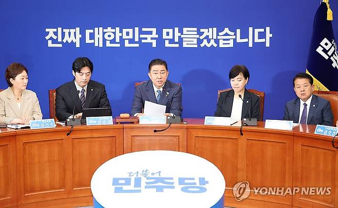 민주당 최고위원회의 (서울=연합뉴스) 김주성 기자 = 더불어민주당 김병기 당대표 직무대행 겸 원내대표가 30일 서울 여의도 국회에서 열린 최고위원회의에서 발언하고 있다. 2025.6.30 utzza@yna.co.kr
