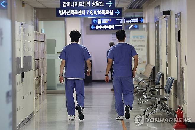 의정갈등 접점 찾을까 (서울=연합뉴스) 임화영 기자 = 지난해 2월 의정 갈등이 시작된 이래 약 1년 반 만에 지도부가 교체된 대한전공의협의회(대전협)가 정부·국회와 전향적으로 대화에 나서기로 했다.
박단 전 비대위원장의 불통을 지적해온 한 위원장이 공식 취임함으로써 향후 의정 갈등의 양상도 달라질 것으로 보인다.
한 위원장이 내외부 소통과 전향적 대화를 강조한 만큼 교착 상태에 놓인 의정 갈등이 새로운 국면을 맞지 않겠느냐는 예측이 나온다.
사진은 29일 서울 시내의 한 대학병원에서 이동하는 의료진. 2025.6.29 hwayoung7@yna.co.kr