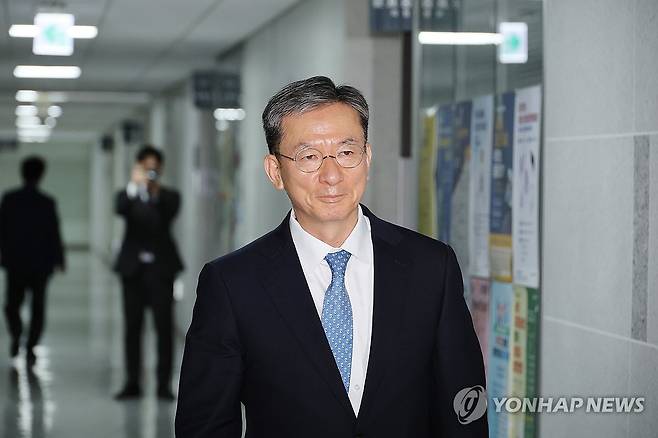 의원실 향하는 정성호 후보자 (서울=연합뉴스) 박동주 기자 = 이재명 정부의 첫 법무부 장관 후보자로 지명된 정성호 후보자가 30일 서울 여의도 국회 의원회관 의원실로 들어서고 있다. 2025.6.30 pdj6635@yna.co.kr