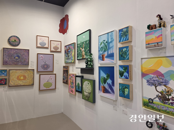 아트페어 ‘화랑제 in 수원’ 한편에는 문화도시 수원 특별전 ‘수문장: 당신의 풍경, 당신의 취향’전이 조성됐다. 2025.6.27 /이시은기자 see@kyeongin.com