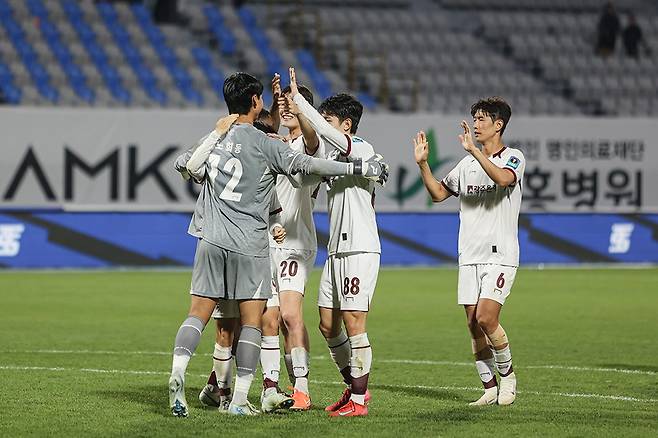 지난 5월14일 수원종합운동장에서 열린 코리아컵 4라운드 수원FC와의 경기에서 승부차기 접전 끝에 승리를 거둔 광주FC 선수단이 기쁨을 나누고 있다. <광주FC 제공>