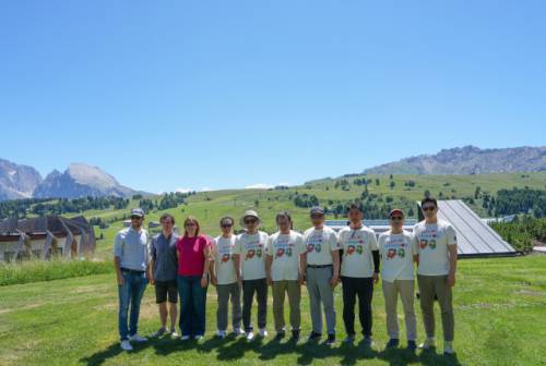 ◇강원 방문의 해 홍보 티셔츠 입은 강원특별자치도 유럽방문단이 남티롤 관계자들과 기념촬영을 하고있다.(사진왼쪽부터 마크 뢰글라 유락리서치 자치분권경험센터장, 마틴 라벤슈타이너 남티롤관광협회 디렉터, 카린 브레너 남티롤도 케이블카 담당국장, 김시성 도의장, 김진태 지사, 김홍규 강릉시장, 심재국 평창군수, 함명준 고성군수, 현진권 강원연구원장, 문관현 도의회 기획행정위원장)