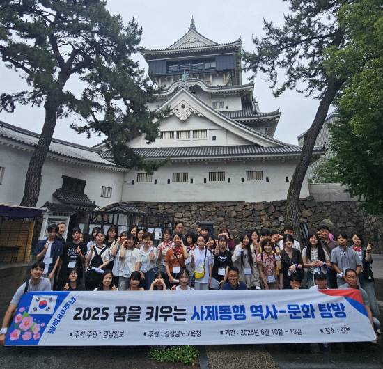 일본 키타큐슈의 상징적인 존재로 일본인들의 많은 사랑을 받고 있는 고쿠라성을 배경으로 사진을 찍었습니다. 성 외부도 아름다워서 볼만했지만 내부로 들어가면 볼거리, 즐길거리들도 많아 더욱 즐거웠습니다.