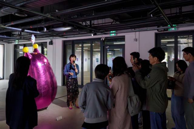그림책 주인공으로 등장하는 액체고양이 작품에 관해 이정윤 작가가 설명하고 있다. 작가 제공
