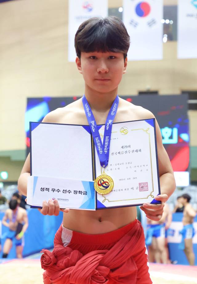 지난달 29일 충북 제천체육관에서 열린 ‘제79회 전국씨름선수권대회’ 중등부서 금메달을 차지한 소장급 박건률. /대한씨름협회/