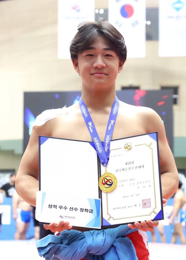 지난달 29일 충북 제천체육관에서 열린 ‘제79회 전국씨름선수권대회’ 중등부서 금메달을 차지한 청장급 박현태. /대한씨름협회/