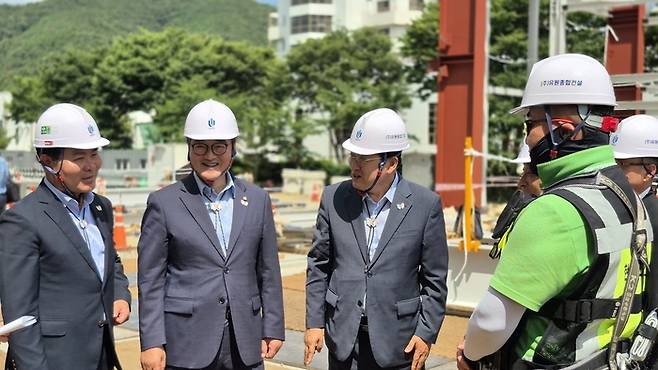 김학홍 경북도 행정부지사와 주낙영 경주시장, 우원식 국회의장이 1일 경주 화백컨벤션센터(HICO) 야외 국제미디어센터 조성 공사현장을 점검하고 있다. 장성재 기자