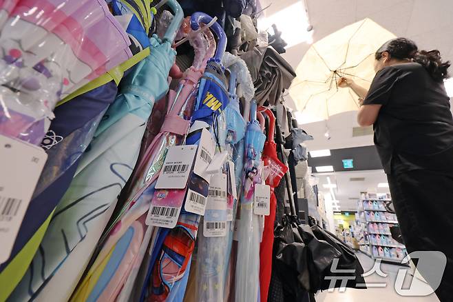 한 마트를 찾은 시민이 진열된 우산을 살펴보고 있다.(사진은 기사 내용과 무관함) / 뉴스1 ⓒ News1