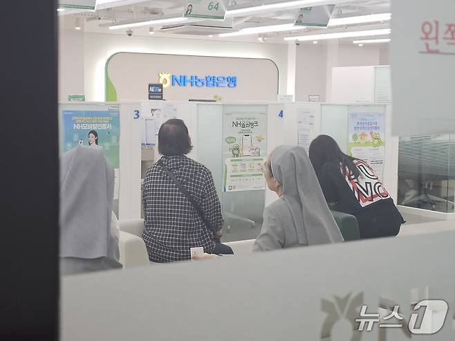 서울 중구 농협은행 명동지점에서 시민들이 은행 업무 상담을 기다리고 있다. 2025.06.30ⓒ News1 정지윤 기자