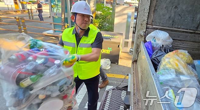 김장호 구미시장이 민선 8기 3주년을 맞은 1일 오전 송정맛길에서 환경관리원과 함께 재활용품 수거작업을 하고 있다. 2025.7.1/뉴스1 ⓒ News1 정우용 기자