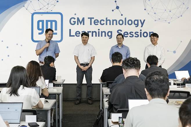 왼쪽부터 차례로 지엠테크니컬센터코리아 기술개발부문 김형민 부장, 유창근 차장, 정광철 차장, LG에너지솔루션 양영제 팀장. (한국GM 제공)