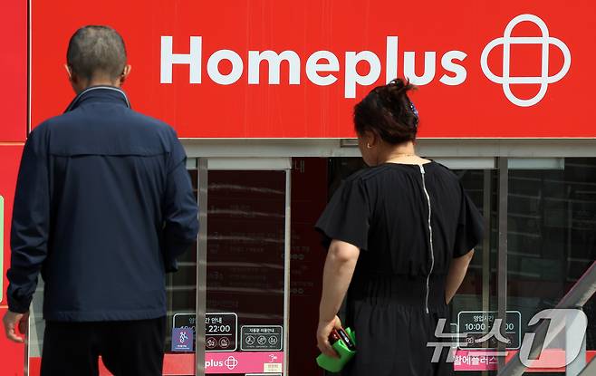27일 인천 미추홀구 홈플러스 인천숭의점 매장에서 시민들이 개점 시간에 맞춰 입장하고 있다. 2025.5.27/뉴스1 ⓒ News1 이동해 기자