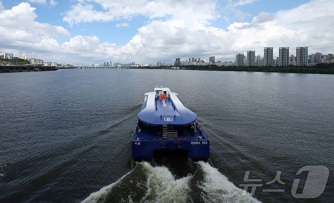 시민들을 태운 한강버스가 1일 여의도 선착장을 출발해 뚝섬 선착장으로 향하고 있다.(공동취재) 2025.7.1/뉴스1 ⓒ News1 박지혜 기자