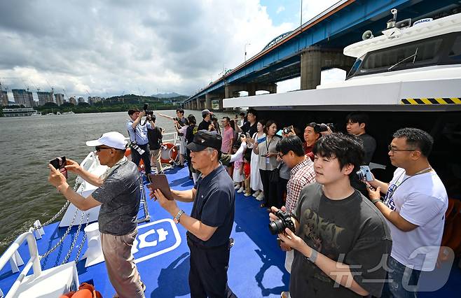 한강버스가 체험 운항을 시작한 1일 서울 영등포구 여의도 선착장에서 시민체험단이 도시 풍경을 감상하고 있다. (공동취재) 2025.7.1/뉴스1 ⓒ News1 박지혜 기자