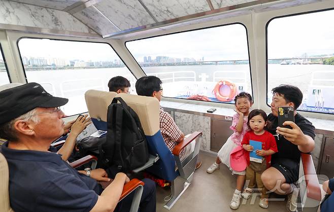 한강버스가 정식 취항을 앞두고 시범운항에 나선 1일 시민들이 기념사진을 찍으며 즐거운 시간을 보내고 있다. . (공동취재) 2025.7.1/뉴스1 ⓒ News1 박지혜 기자