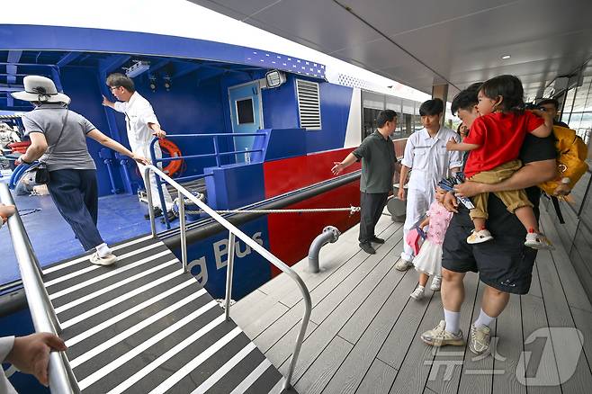 한강버스가 체험 운항을 시작한 1일 서울 영등포구 여의도 선착장에서 시민체험단이 탑승하고 있다. (공동취재) 2025.7.1/뉴스1 ⓒ News1 박지혜 기자