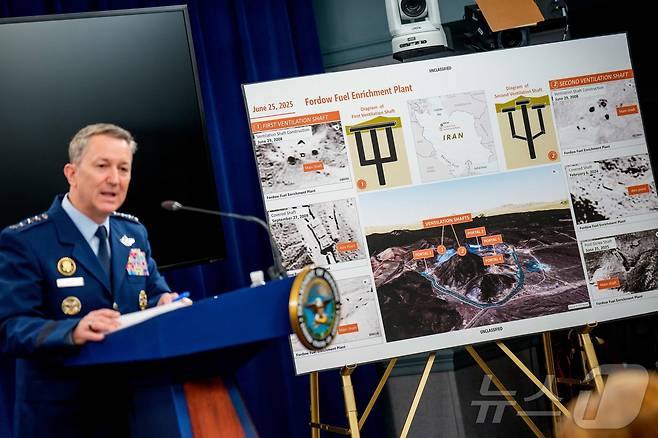 26일(현지시간) 댄 케인 미국 합동참모본부의장이 버지니아주 알링턴의 펜타곤에서 열린 기자 회견에서 이란의 포르도 핵농축 시설 공격 개요에 대해 설명하고 있다. 미군은 지난 21일 이란의 포르도, 나탄즈, 이스파한 등 3곳의 핵시설에 대한 공습을 감행했으며, 지하 90~100m 깊이에 건설된 포르도에 대해서는 이번 이란 공격에 사용된 초대형 관통 폭탄(Massive Ordnance Penetrator) GBU-57 벙커버스터 총 14발 중 12발을 집중적으로 투하했다. 케인 합참의장은 "15년간 국방위협감소국(DTRA) 요원들이 포르도 시설을 분석해 왔고, 맞춤형 무기인 GBU-57을 개발해 지질, 구조, 환기구 위치, 콘크리트 캡 두께까지 고려해 정밀 타격했다"라고 밝헜다.2025.06.26 ⓒ AFP=뉴스1 ⓒ News1 류정민 특파원