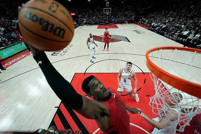 디안드레 에이튼이 피닉스와 경기에서 덩크를 시도하고 있다. 사진 | AFP 연합뉴스